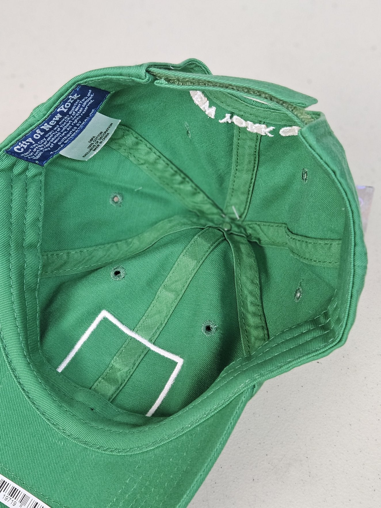 Central Park Baseball Hat / Officially Licensed (Adult Unisex, Green & White)
